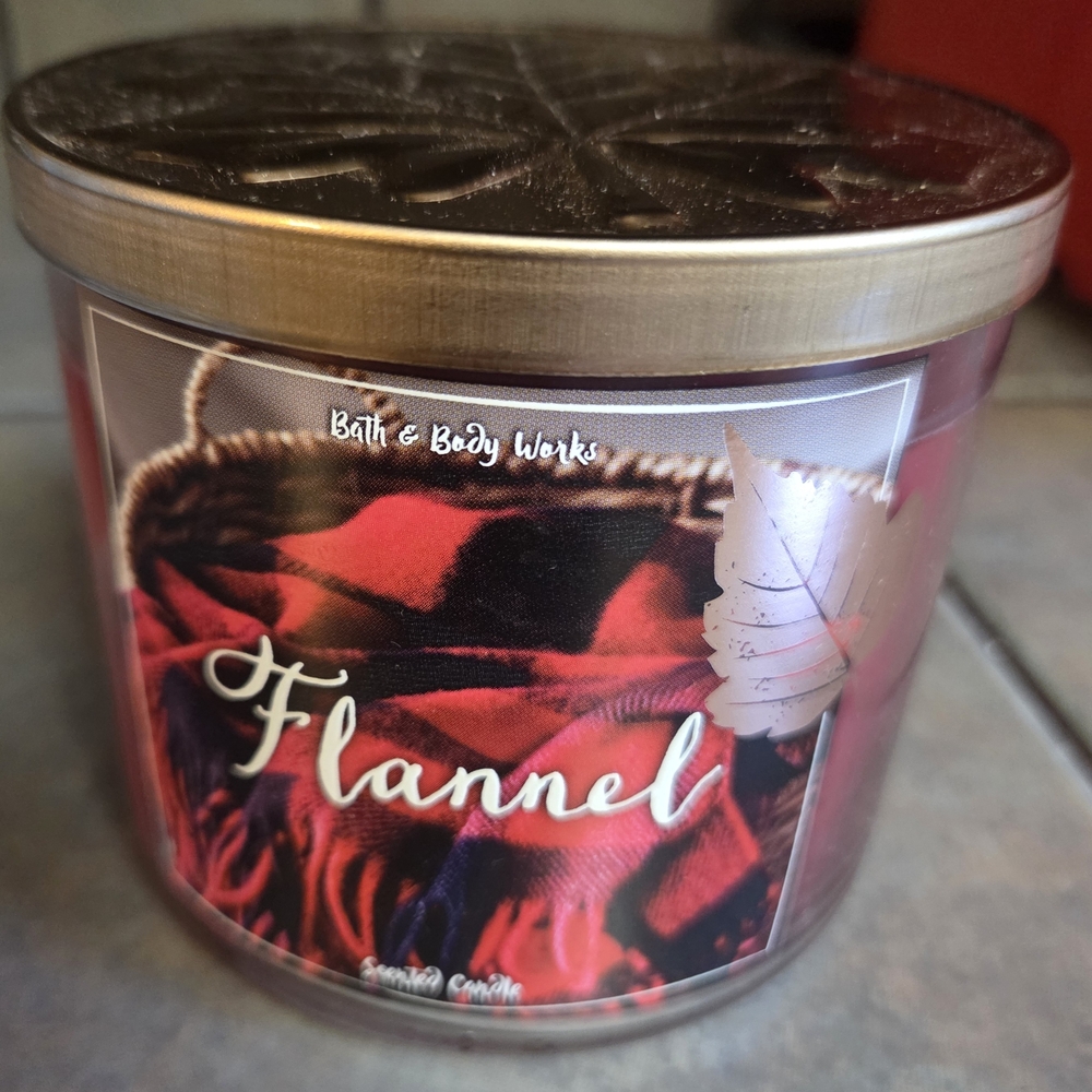 🆕️Bath & Body Works - Flannel Candle